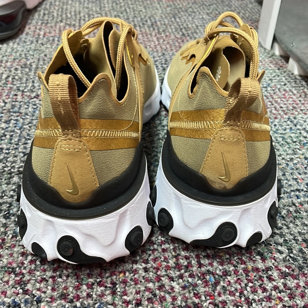 Nike - Picture 4 of 6